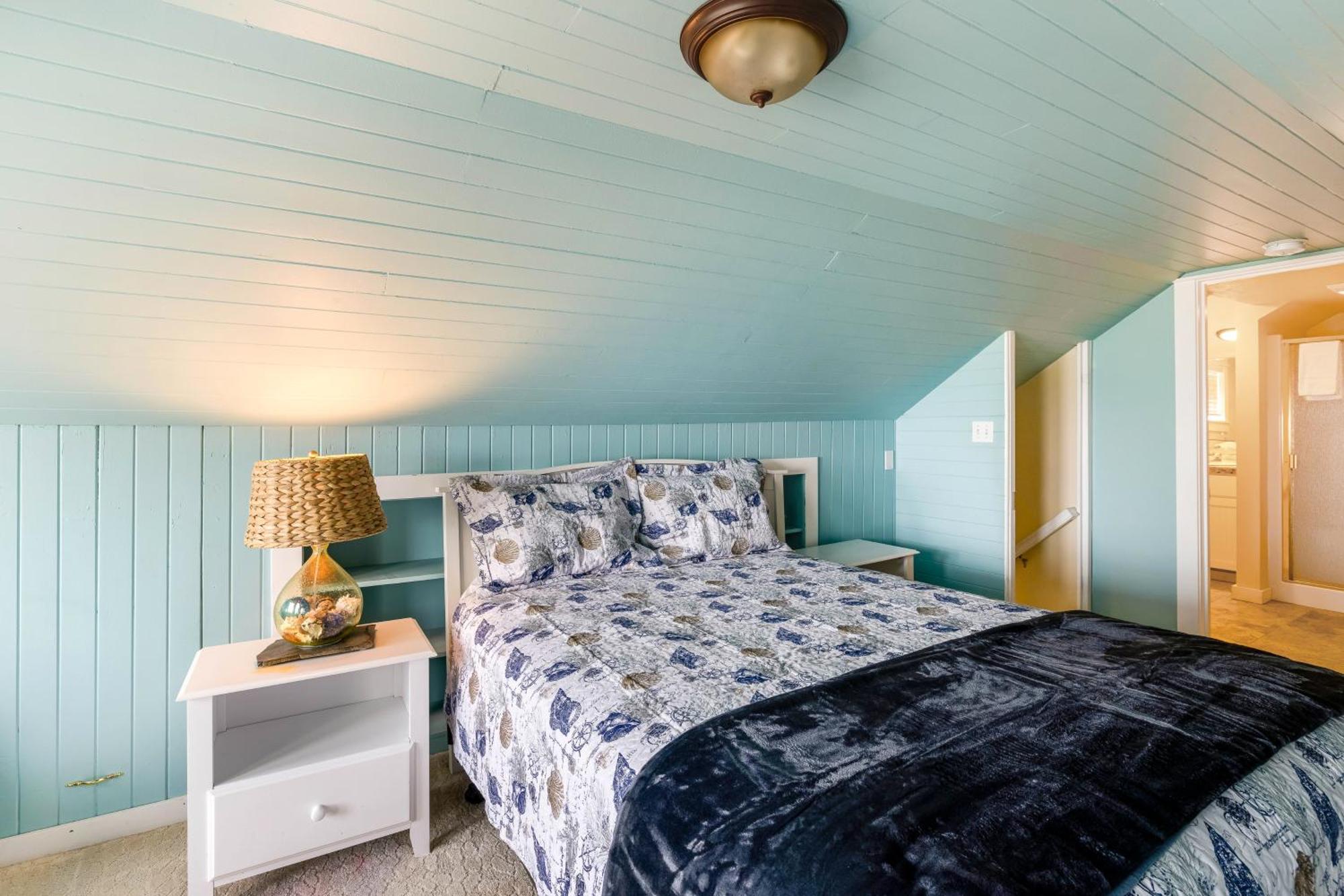 Captain'S Quarters And Cabins Depoe Bay Room photo